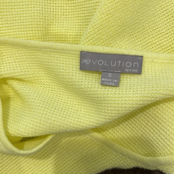 Evolution size small yellow v neck with texture fabric - Picture 4 of 4